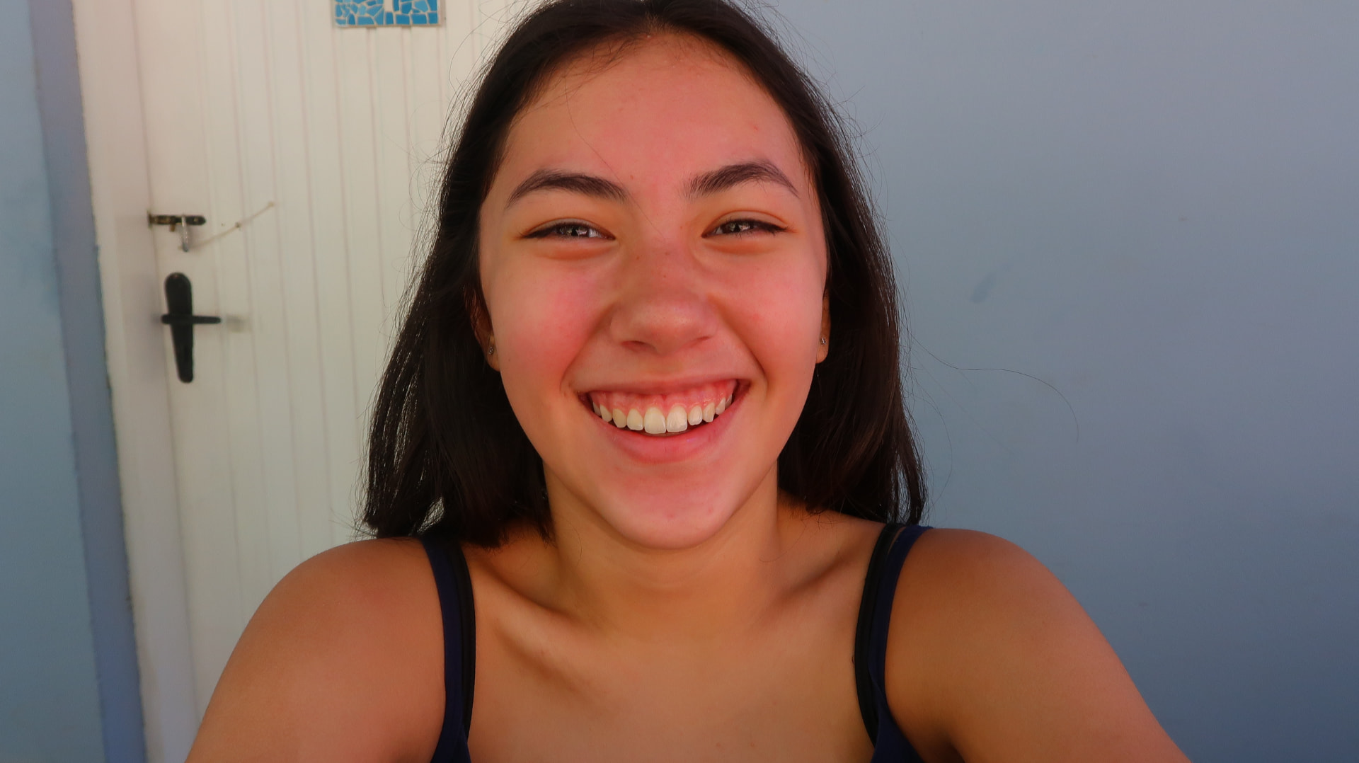 Participante sorrindo para a câmera